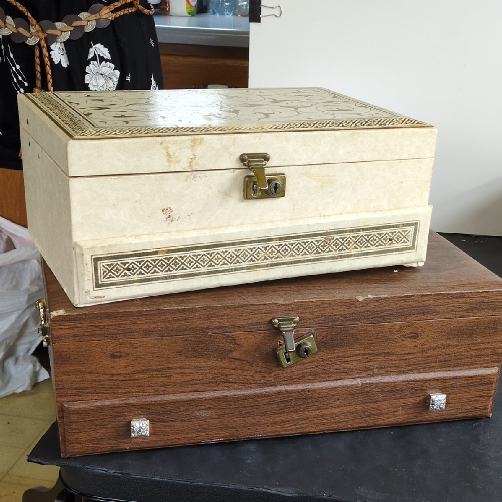 Cream and Brown Jewelry Organizers with Vintage Charm